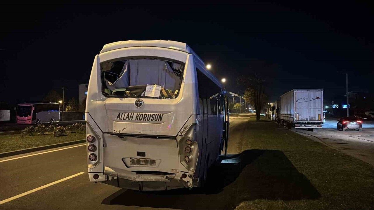 Bolu'da D-100'de üç servis midibüsünün çarpışması: 11 yaralı