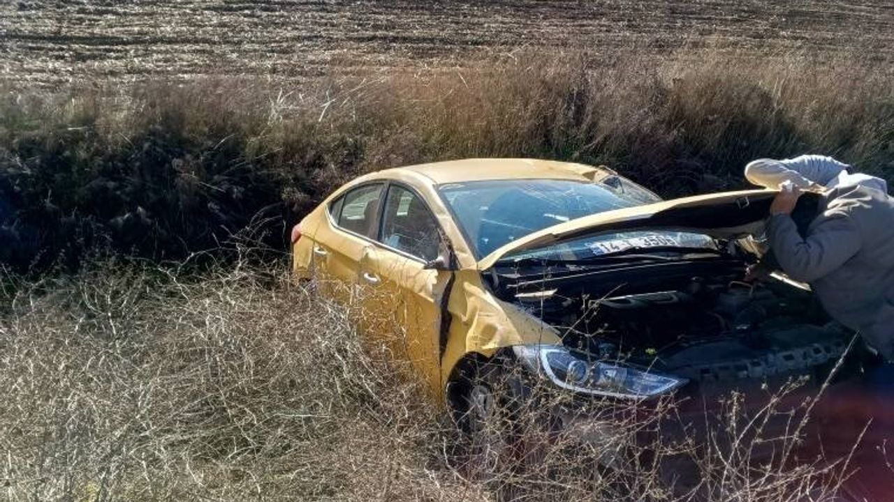 Bolu'da D-100 Yeniçağa Mevkiinde Kontrolden Çıkan Ticari Taksi Tarlaya Uçtu