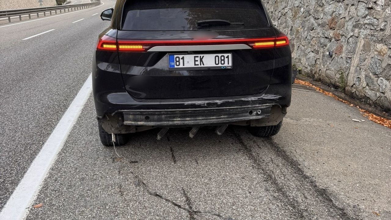 Bolu'da D-750'de elektrikli otomobil istinat duvarına çarptı; sürücü yara almadı