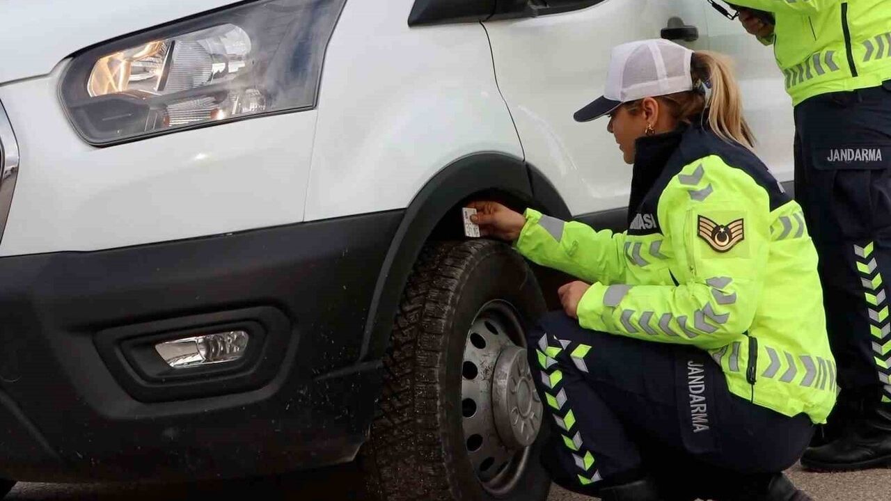 Bolu'da Jandarma Çaydurt'ta Kış Lastiği Denetimi: Uymayanlara 5 bin 859 lira ceza