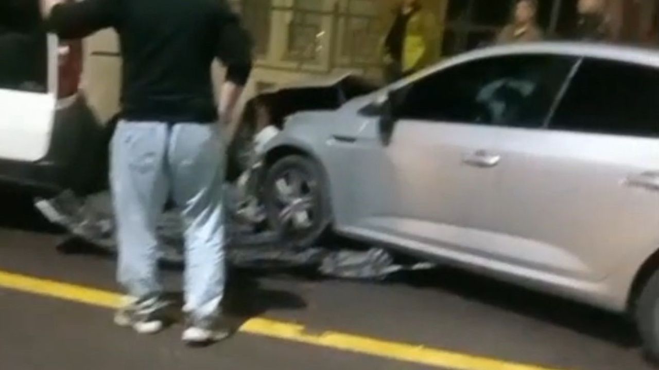 Bolu'da kontrolden çıkan otomobil park halindeki iki araca çarptı — sürücünün babası olay yerinde tepki gösterdi