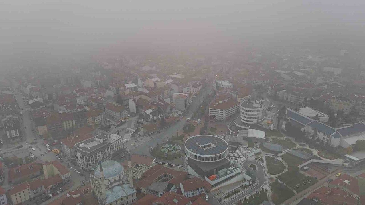 Bolu'da sabah sis tabakası şehir merkezini örttü — Dronla havadan görüntülendi