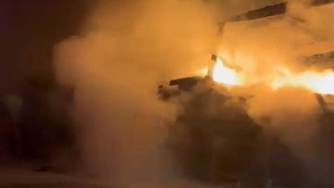 Bolu'da tekstil yüklü tır yandı; D-100 Ankara istikameti 3 saat ulaşıma kapandı