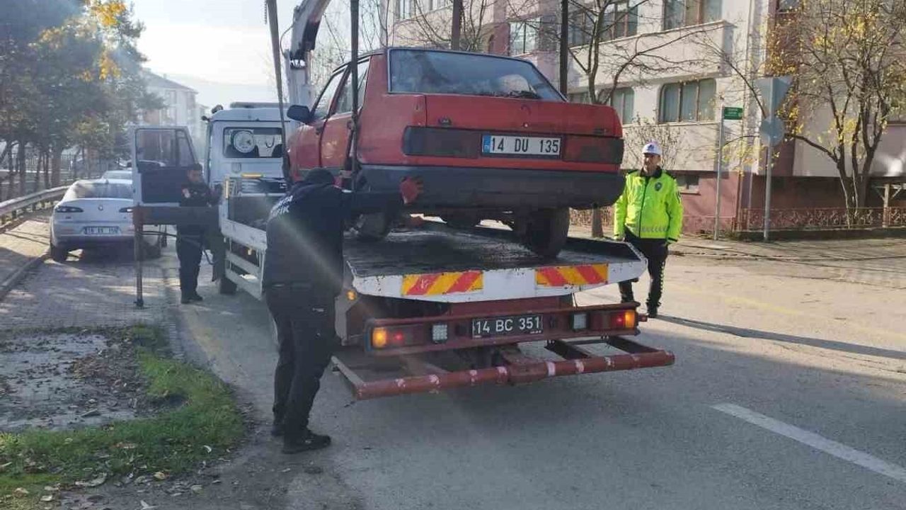 Bolu'da uzun süre park halinde kalan hurda araçlar trafik ekiplerince toplanıyor