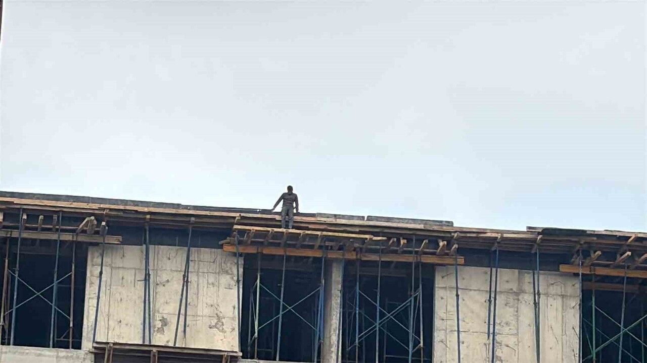 Bolu'da yurt inşaatında maaş krizi: 4 aydır ödenmeyen alacaklar nedeniyle 2 işçi çatı eylemi yaptı