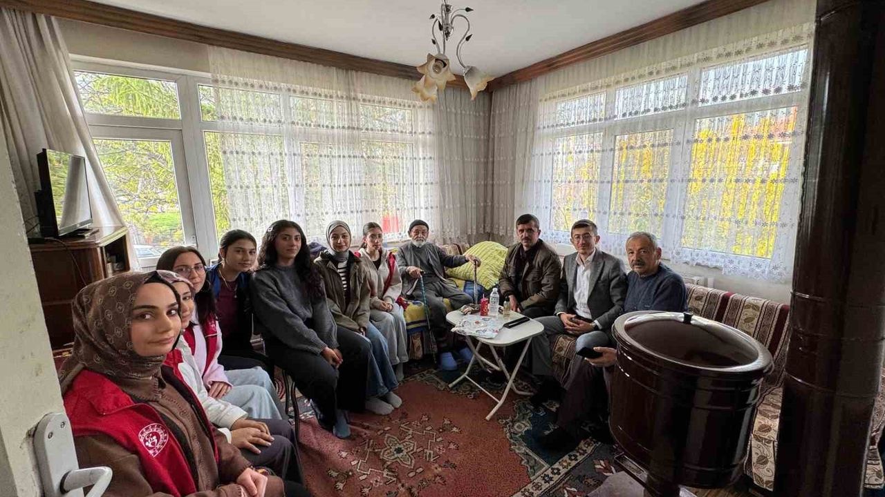 Bolu Mudurnu’da Üniversiteli Gençler 100 Yaşındaki Asırlık Çınarı Ziyaret Etti