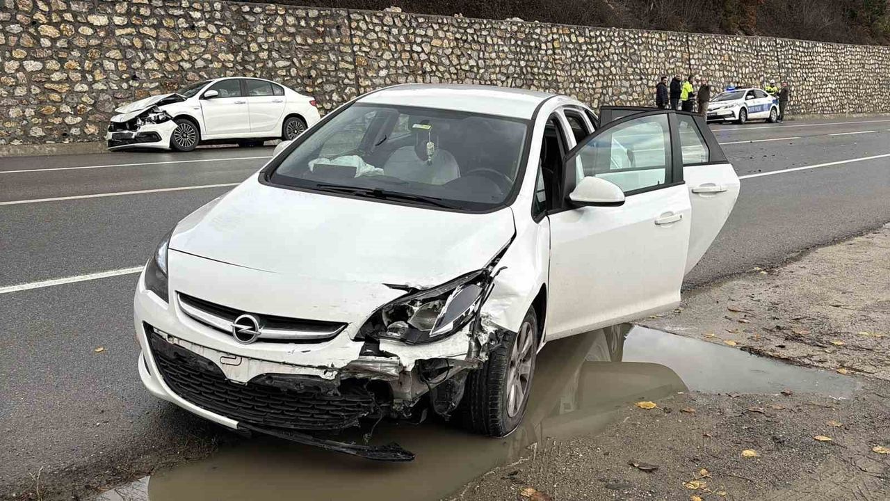 Bolu-Mudurnu kara yolunda zincirleme kaza: 3 kişi yaralandı