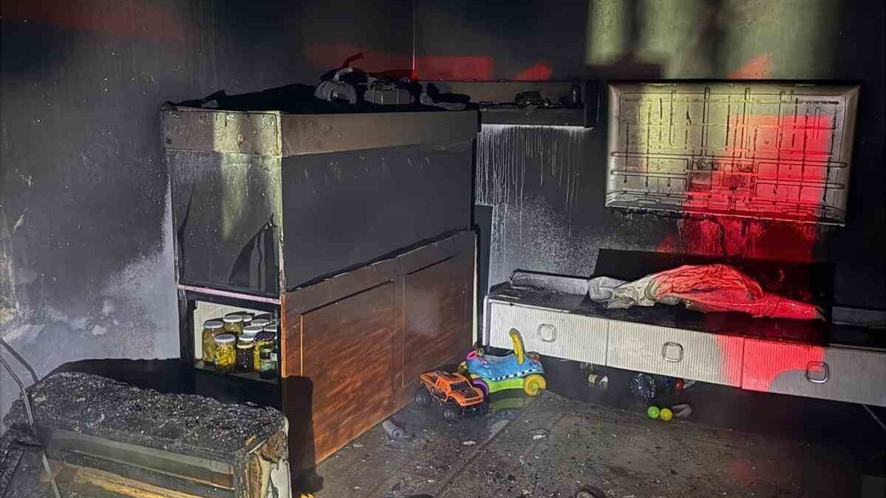 Bolu Örencik'te iki katlı evde çıkan yangın bir odayı hasar gördü