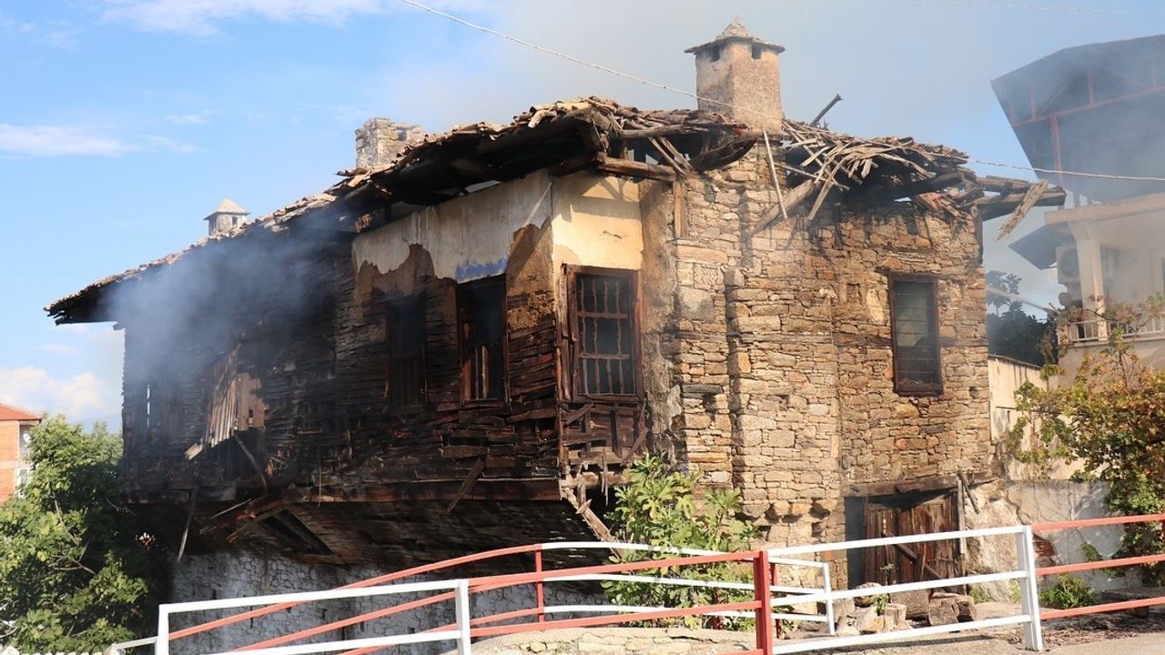 Bozdoğan Çarşı Mahallesi'nde metruk ahşap ev yangını