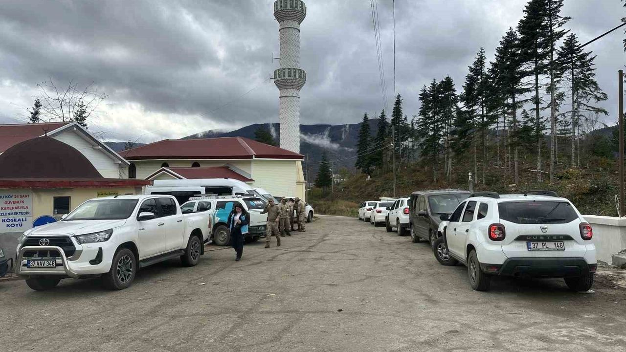 Bozkurt'ta anne ve oğlunun bulunduğu bölgede anneye ait çanta ve ayakkabı bulundu; cep telefonuna ulaşılamadı