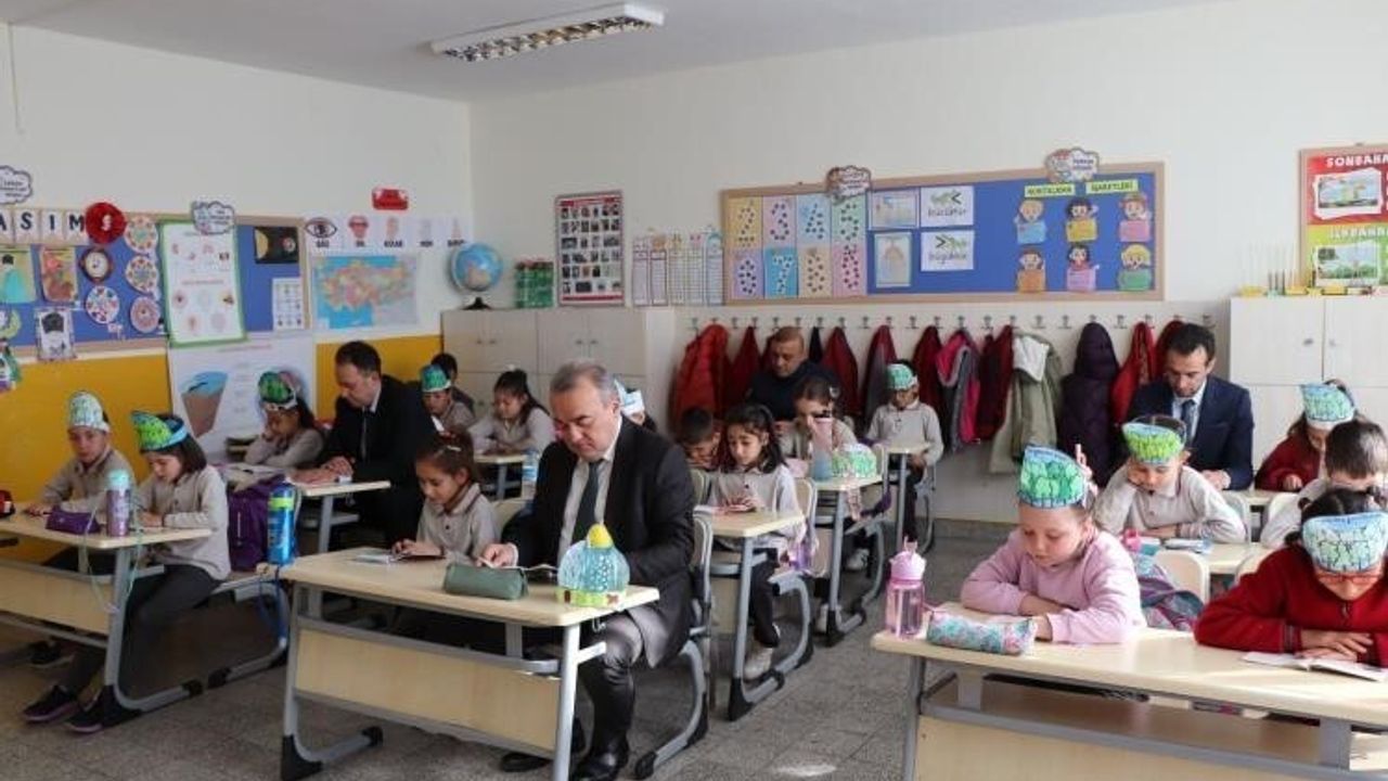 Bozüyük Kaymakamı Adem Öztürk, BİLEN Programı Kapsamında Dodurga İlköğretim'de Kitap Okuma Etkinliği Düzenledi