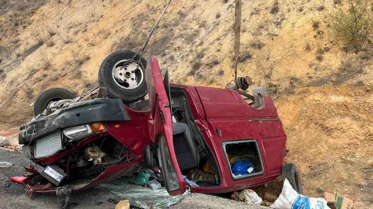 Bozüyük'te kontrolden çıkan kamyonet Akpınar mevkiinde devrildi; 2 kişi hafif yaralandı