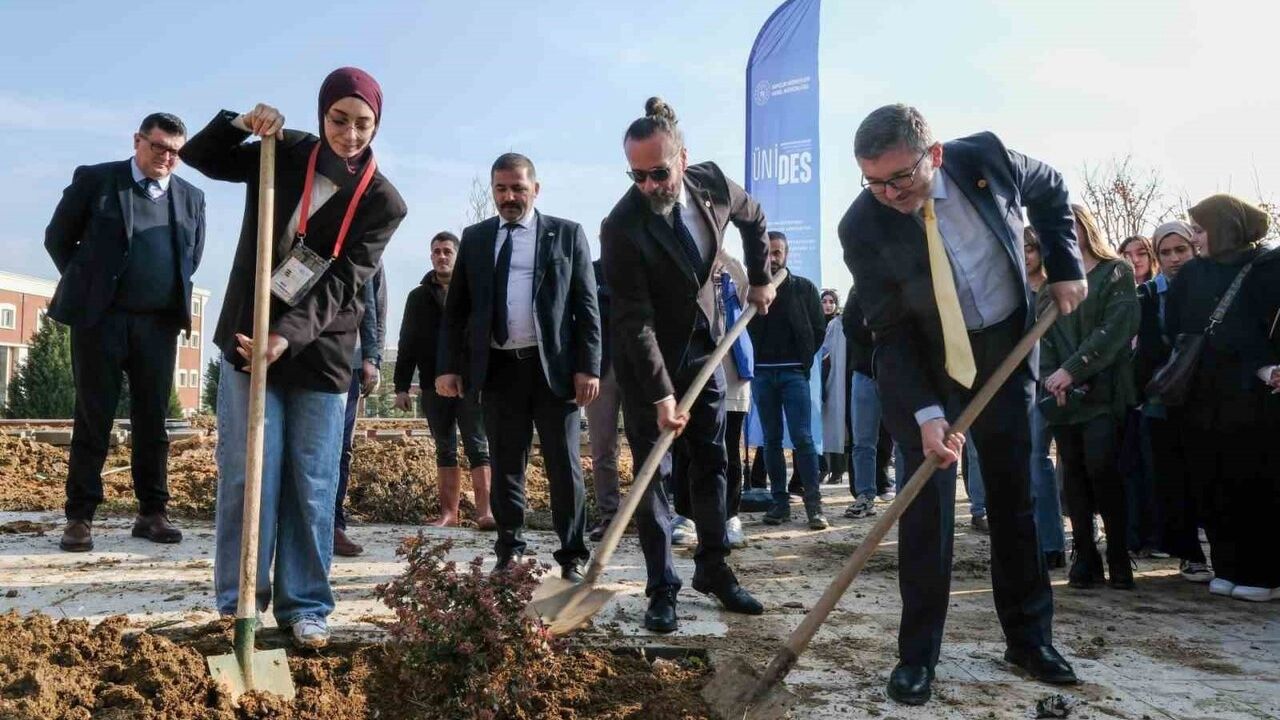 BŞEÜ kampüsünde "ÜNİDES - Kampüs peyzajına dokunuyorum" kapsamında fidan dikimi gerçekleştirildi