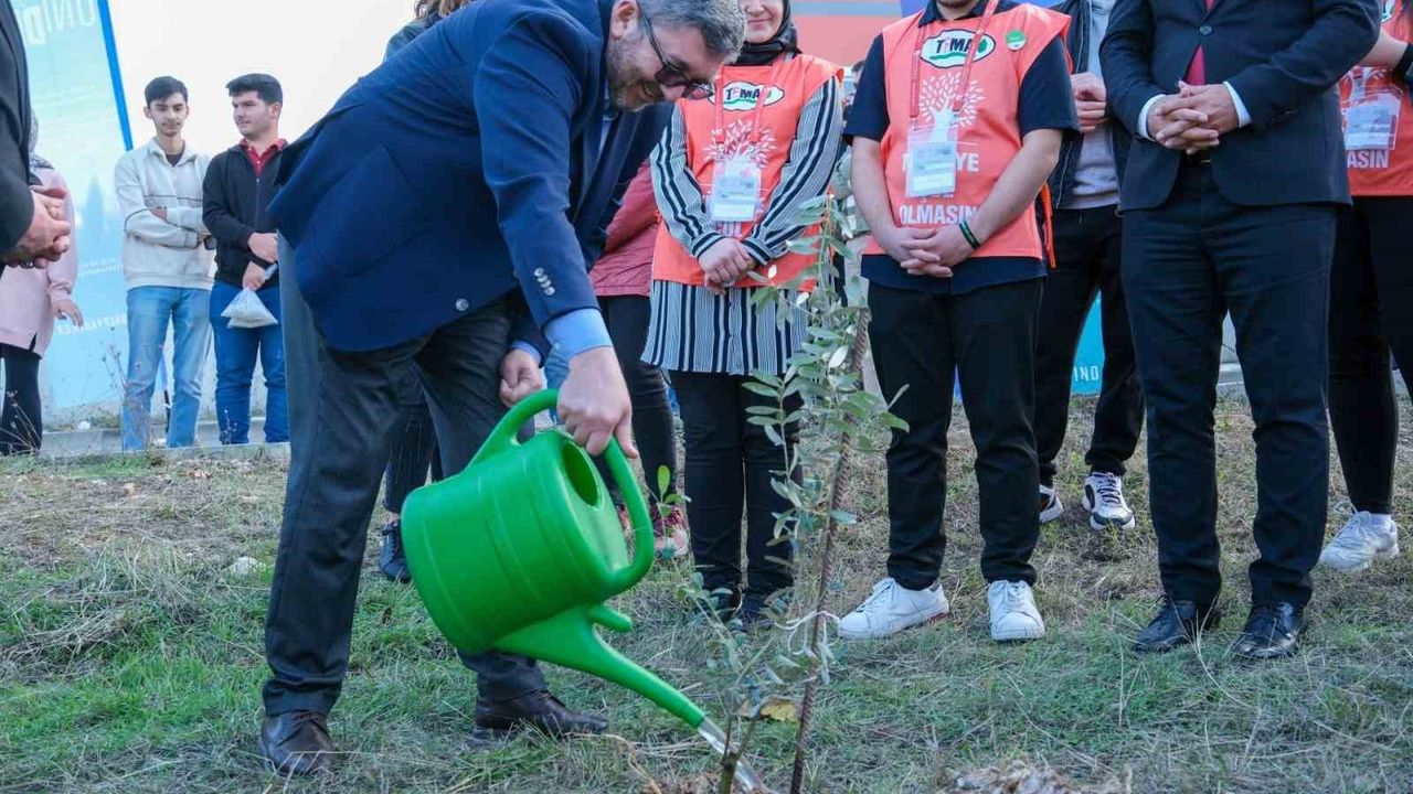 BŞEÜ öğrencileri kampüse 150 zeytin fidanı dikti