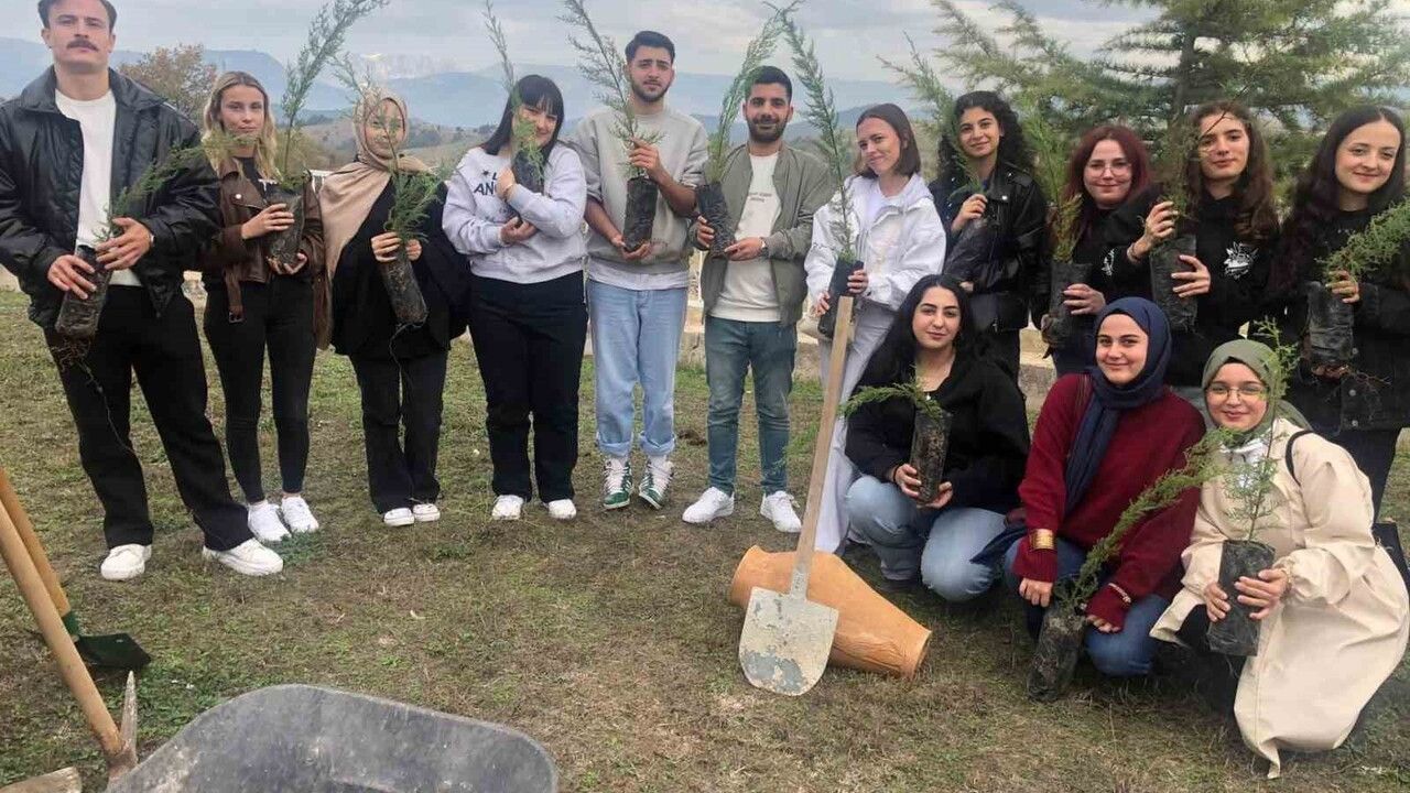 BŞEÜ Söğüt MYO'da fidan dikimi: Öğretim elemanları ve öğrenciler kampüsü yeşillendirdi