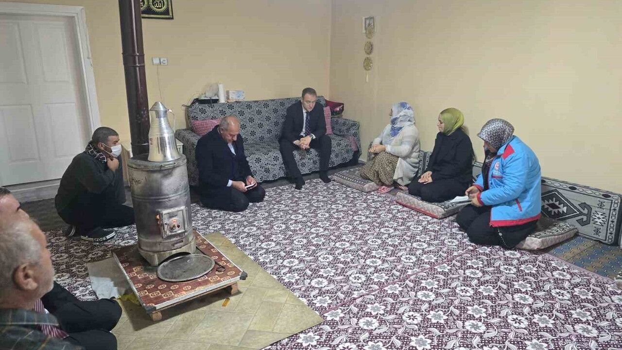 Bulanık Kaymakamı Koşansu, 'Milletin Evinde Devlet' kapsamında Uzgörür'de ev ziyaretleri gerçekleştirdi