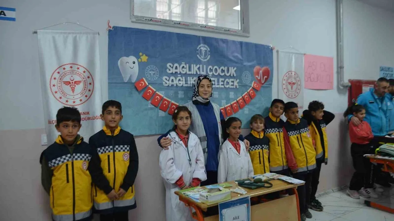 Bulanık’ta 'Sağlıklı Çocuk, Sağlıklı Gelecek' projesiyle öğrencilere uygulamalı sağlık eğitimi verildi