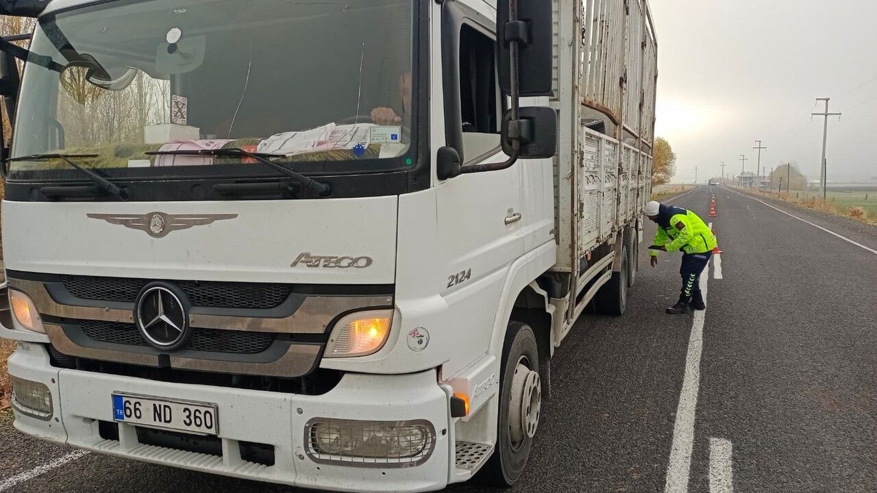 Bulanık’ta Trafik Jandarma'dan Zorunlu Kış Lastiği Denetimi: 50 Araç İncelendi, 2'ye Ceza