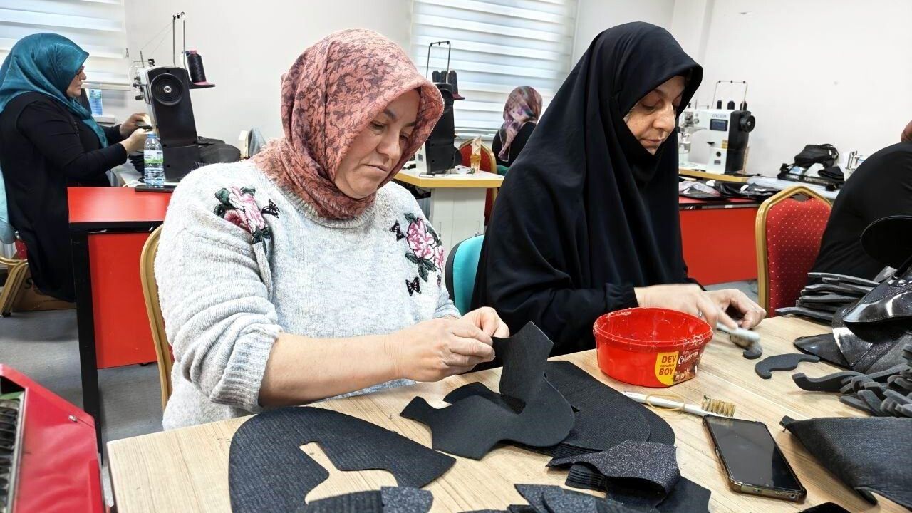 Bünyan'da Hanımeli Kadın Kooperatifi halıdan saya üretimine geçti; günlük hedef 500 çift