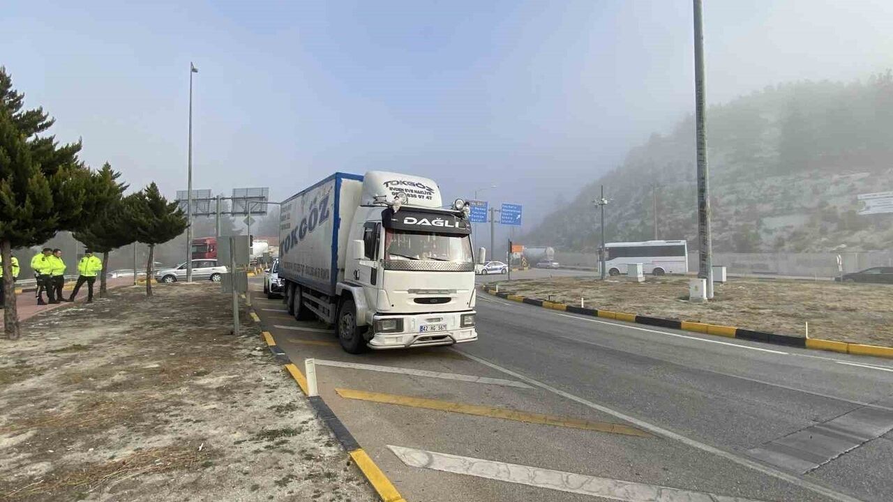 Burdur-Antalya kara yolunda ters yönden giden kamyon yakalandı: Otomobile çarpıp kaçtı