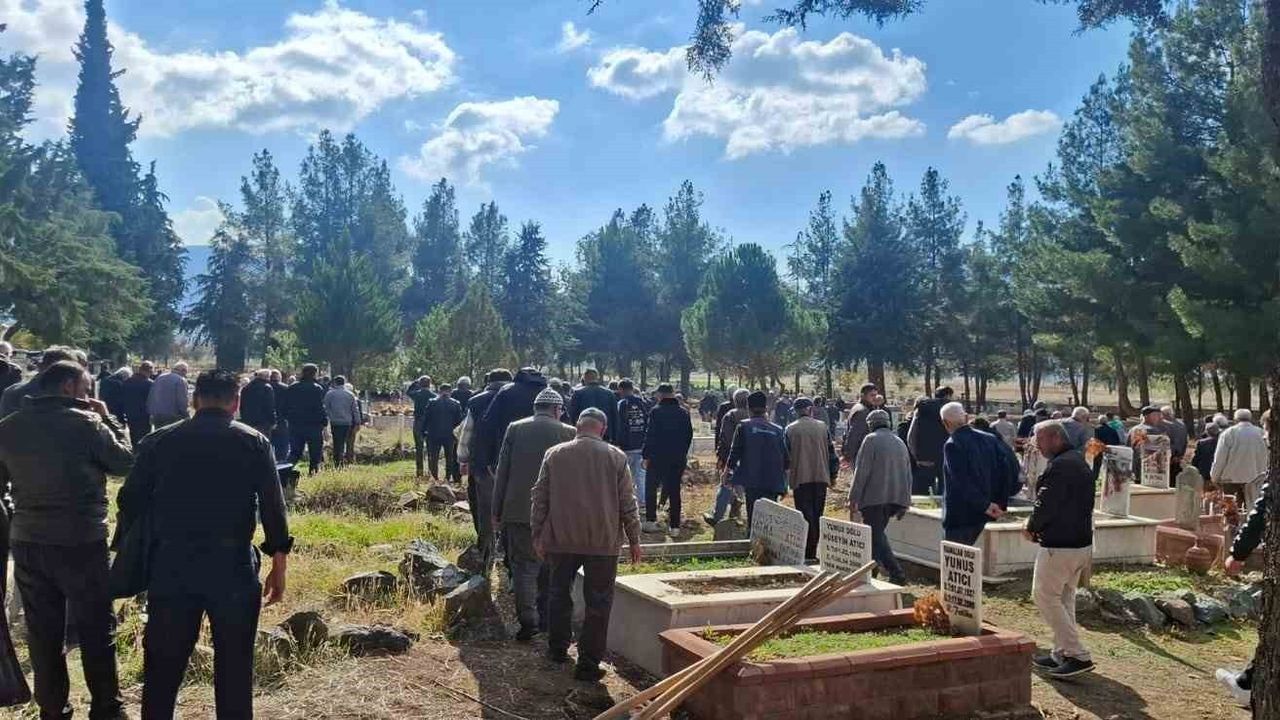 Burdur'da çıkan yangında yaşamını yitiren yaşlı çift Güney Mezarlığı'nda defnedildi
