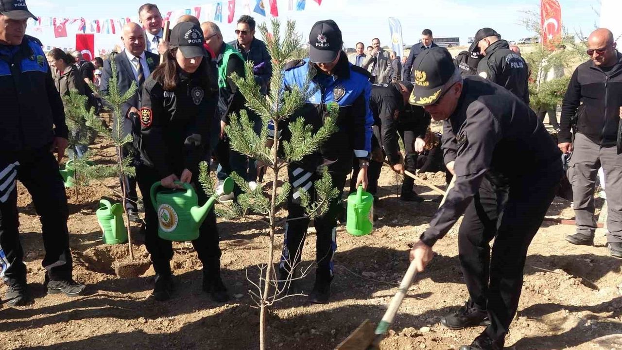 Burdur'da 'Geleceğe Nefes İnsanlığa Nefes' kapsamında 13 bin fidan toprakla buluşturuldu