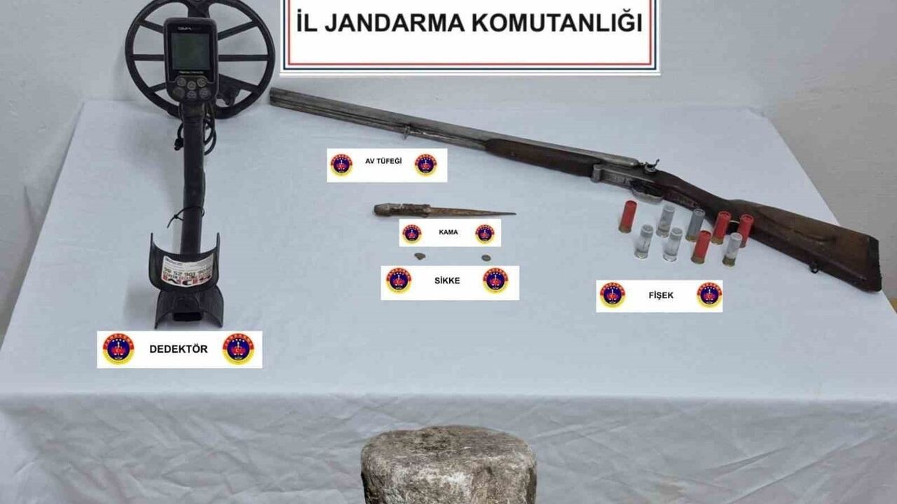 Burdur'da jandarma operasyonunda çok sayıda silah yapım malzemesi ve tarihi eser ele geçirildi