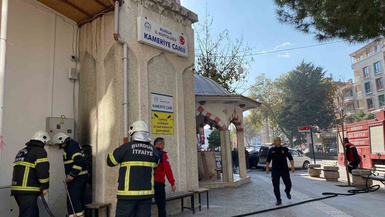 Burdur'da Kameriye Camisi minaresinde yangın kısa devre nedeniyle söndürüldü