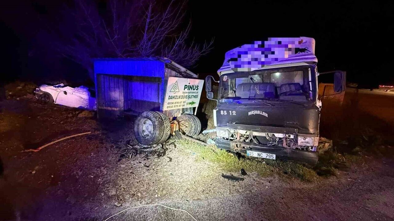 Burdur'da kavşakta otomobil ile kamyonet çarpıştı: 1 ölü, 1 yaralı