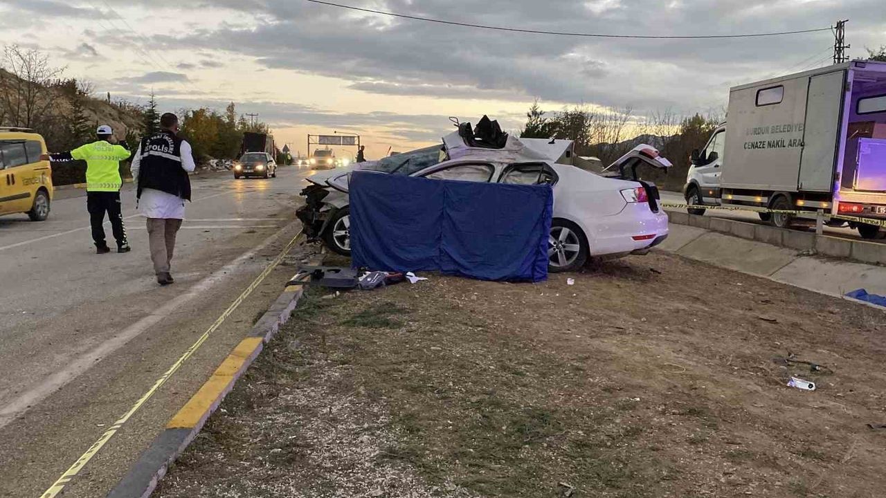 Burdur'da kavşakta tırın çarpması sonucu otomobil sürücüsü yaşamını yitirdi; tır sürücüsü tutuklandı