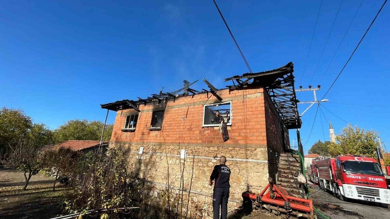 Burdur Günalan'da 2 katlı evde yangın: Elektrikli battaniye şüphesi, ev kullanılamaz hale geldi