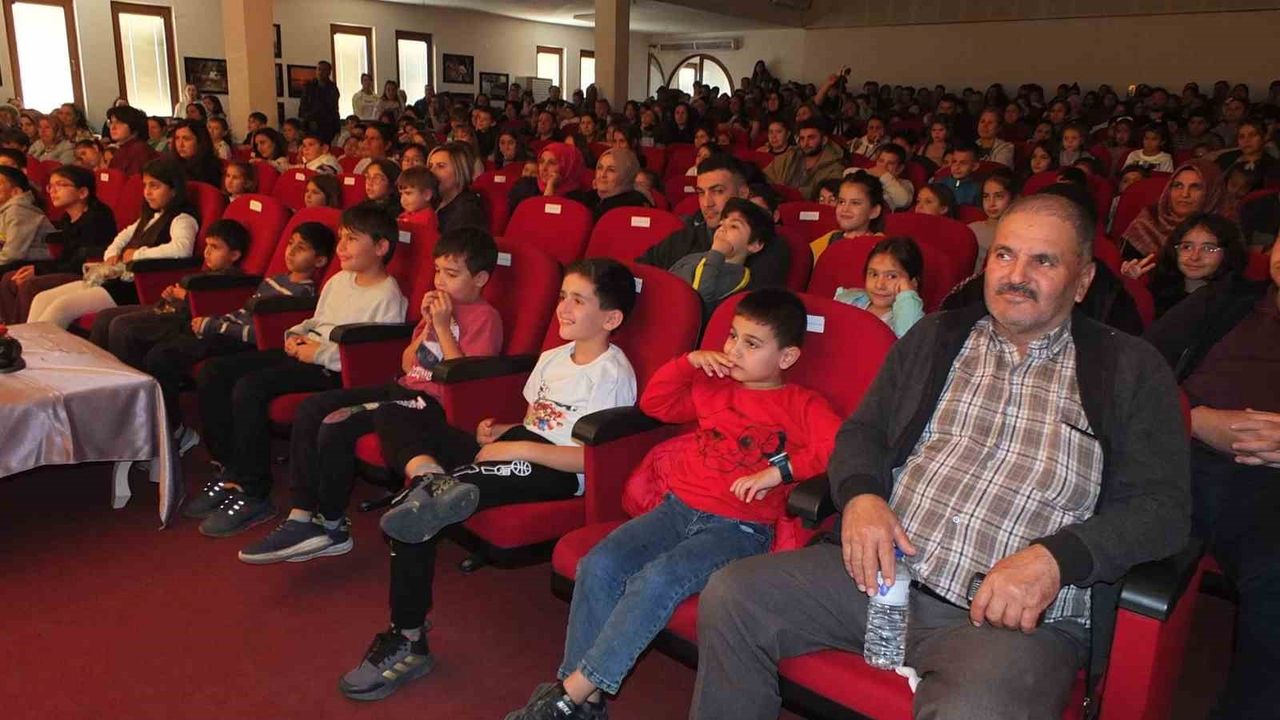 Burhaniye'de 'Bizden Değilsin' çocuk oyunu 14. kez sahnelendi; izleyiciden yoğun ilgi
