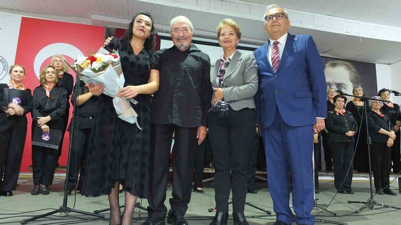 Burhaniye’de Çok Sesli Kadın Korosu 25 Kasım için farkındalık konseri