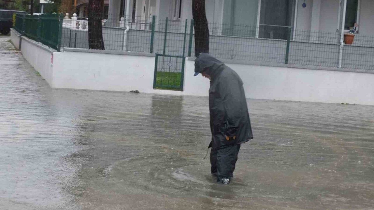 Burhaniye’de sağanak: Yollar göle döndü, bazı evlerin bodrumlarını su bastı