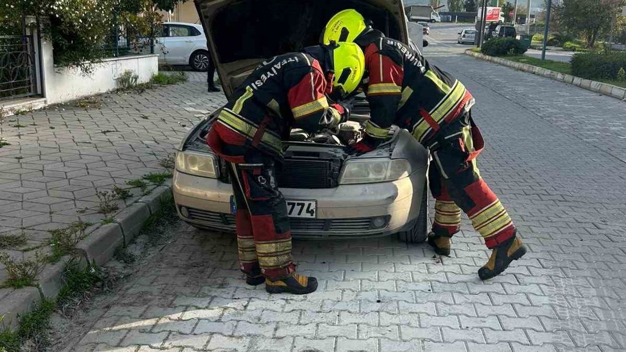 Burhaniye'de seyir halindeki otomobilde motor yangını