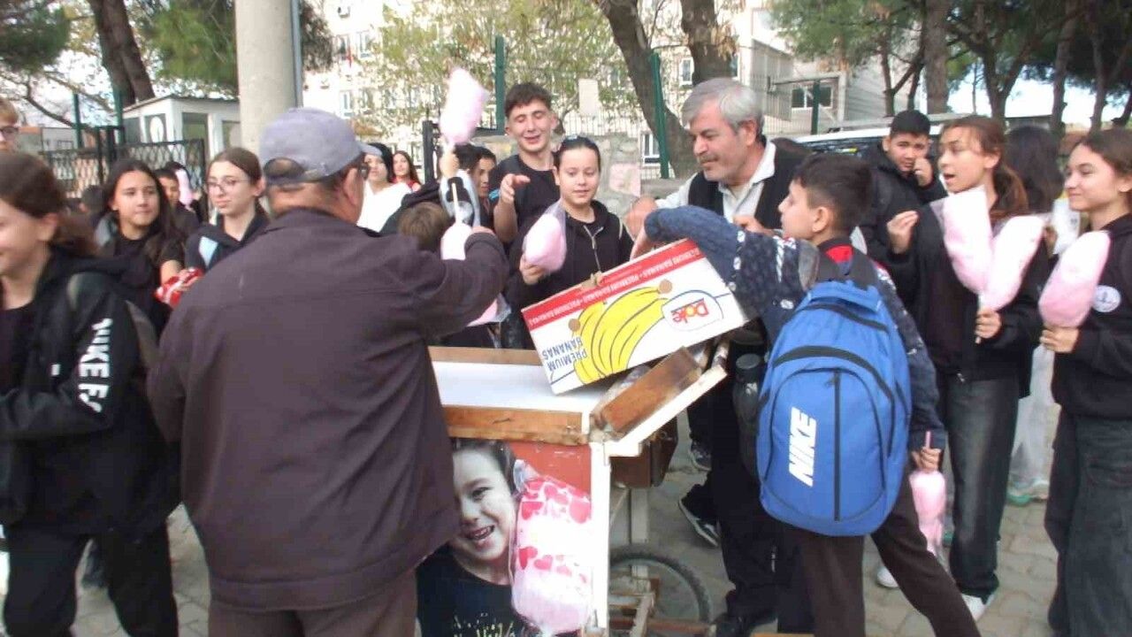 Burhaniye'de seyyar satıcı, 52 gün önce ölen kardeşi anısına okul önünde pamuk şekeri hayrı yaptı