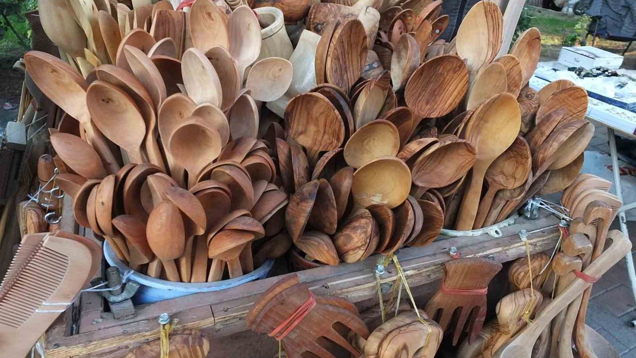 Burhaniye Pazarı'nda zeytin odunundan yapılan mutfak gereçleri ilgi görüyor