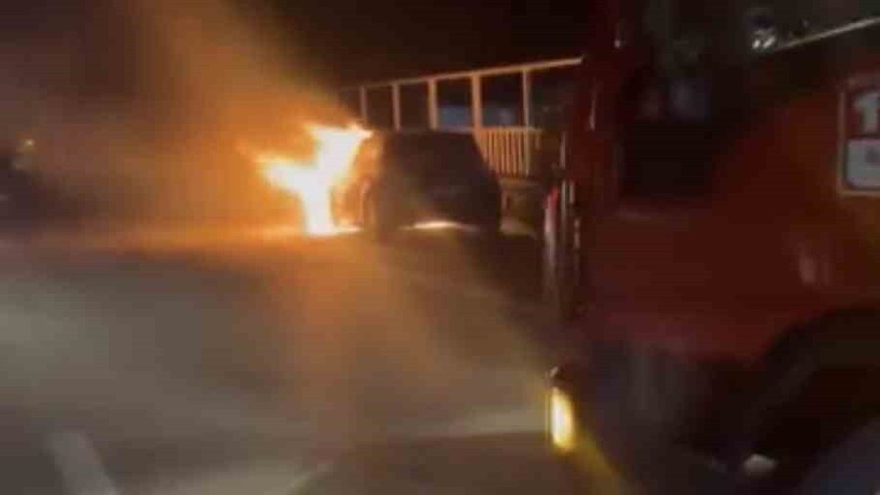 Bursa Çevre Yolu'nda seyir halindeki otomobil alev aldı, itfaiye müdahale etti