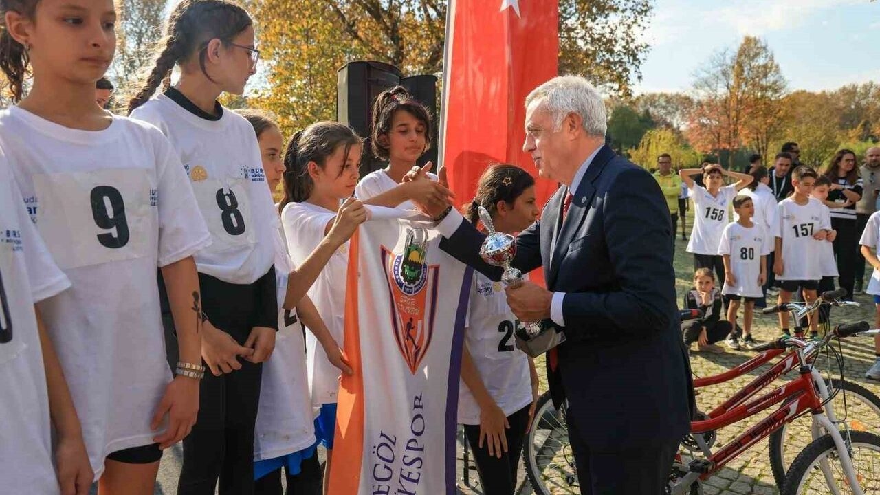 Bursa'da 17. Başöğretmen Atatürk Kros Yarışması Erdem Saker Botanik Parkı'nda düzenlendi