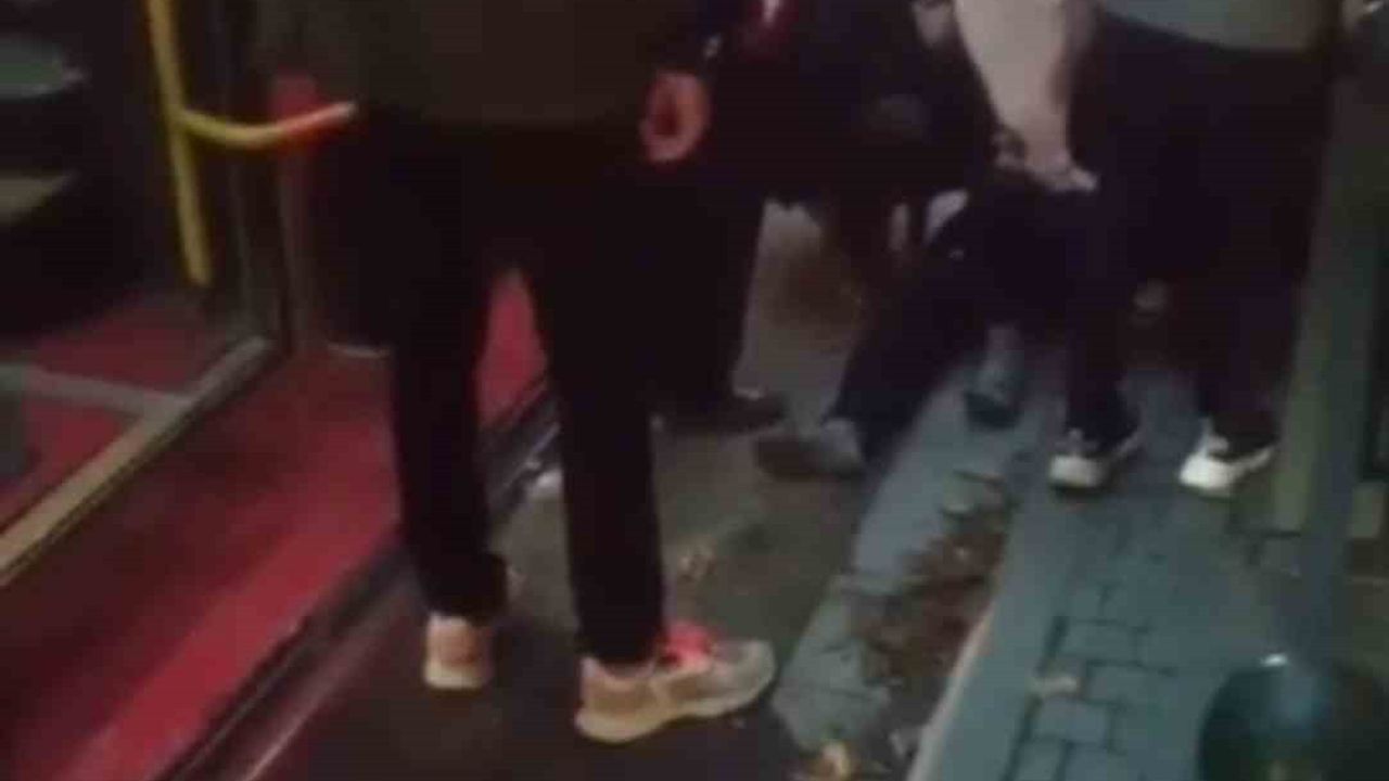 Bursa'da Altıparmak Caddesi'nde minibüsün çarptığı 9 yaşındaki çocuk yaralandı