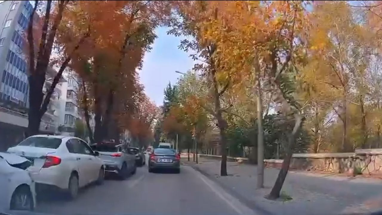 Bursa'da araç kameralarına yansıyan iki trafik kazası: Yıldırım ve Osmangazi