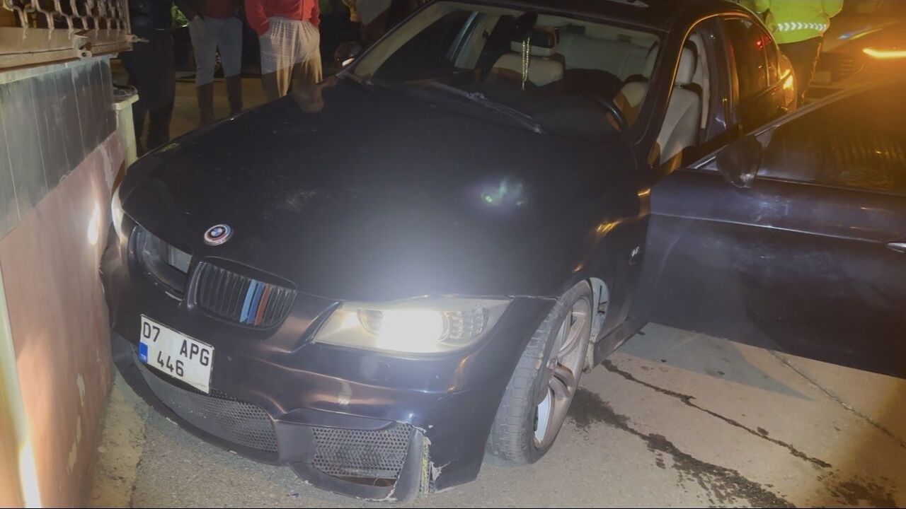 Bursa'da 'dur' ihtarına uymayan sürücü 5 kilometre kaçtı, 3 araca çarpıp duvara girdi