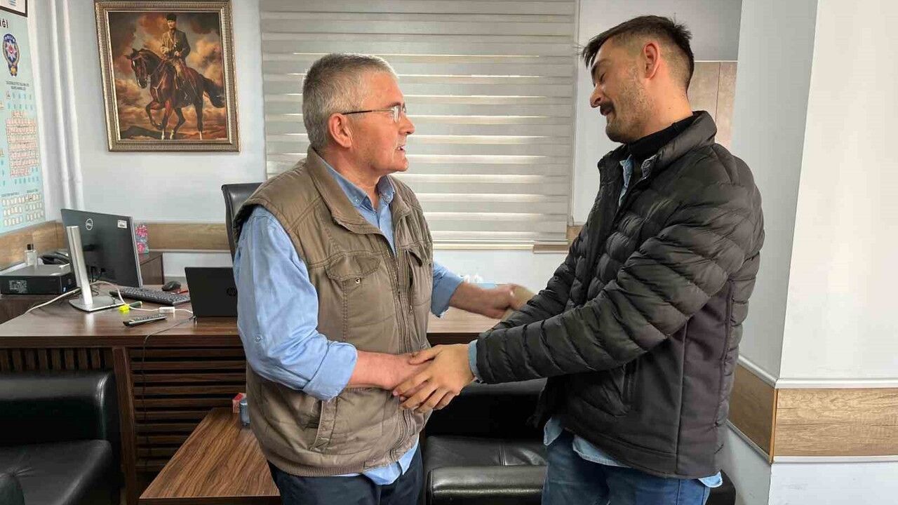 Bursa'da engelli genç yerde bulduğu 2 bin Euro'yu polise teslim etti; kaybeden aile karakolda sevinç yaşadı