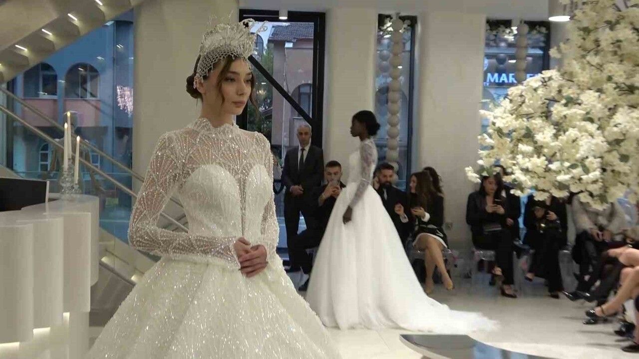 Bursa'da gelinlik defilesi: 26 koleksiyon, 15 manken ve Mehmet Çevik'in katılımı