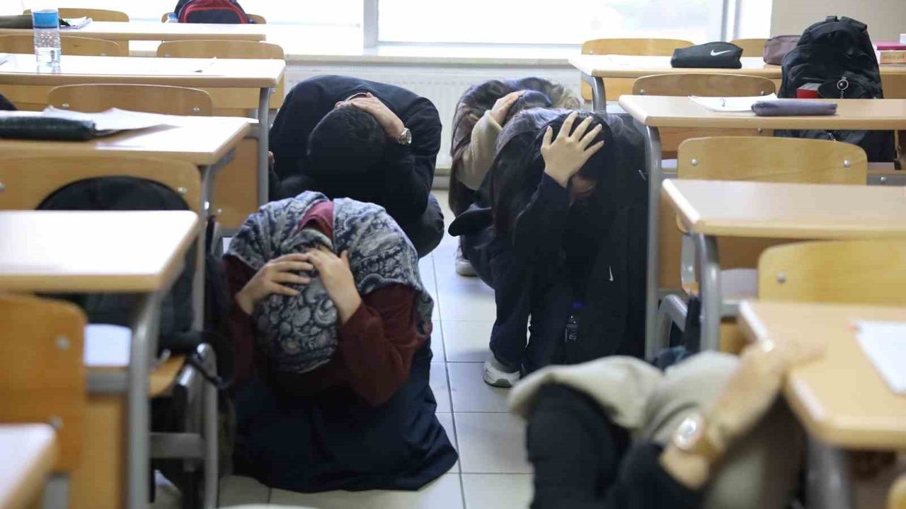 Bursa'da Hürriyet YKS Hazırlık Merkezi'nde deprem ve tahliye tatbikatı