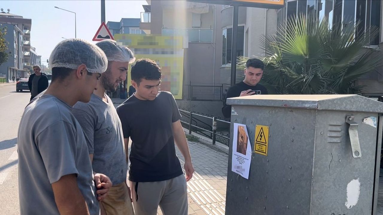 Bursa'da 'Kızlarınızı bu adamdan uzak tutun' yazılı afişler tartışma yarattı