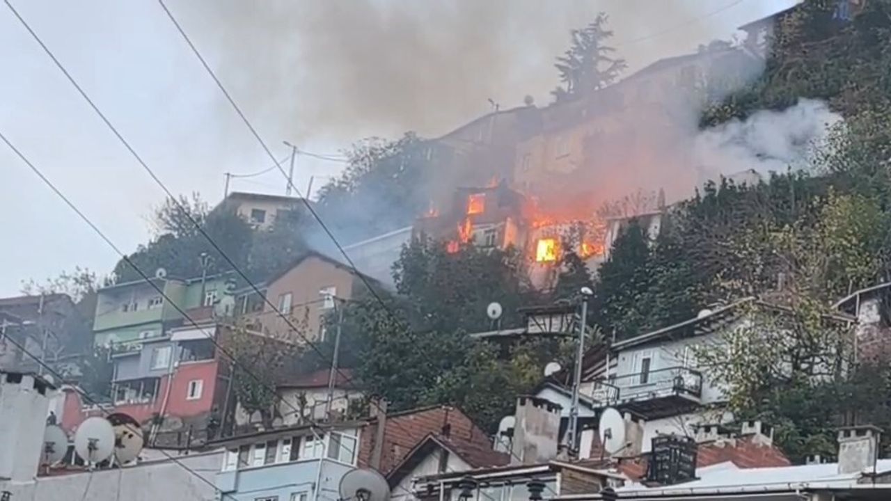 Bursa'da Mollafenari'de 2 katlı evde yangın söndürüldü; 78 yaşındaki sahibi kayıp