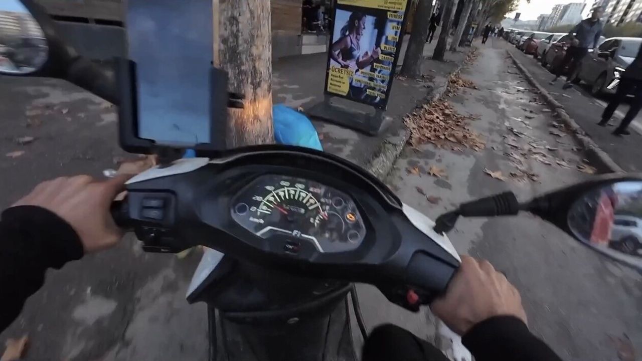 Bursa'da motosiklet kaydı kaldırımda reklam dubasına çarptı: Esprili uyarı dikkat çekti