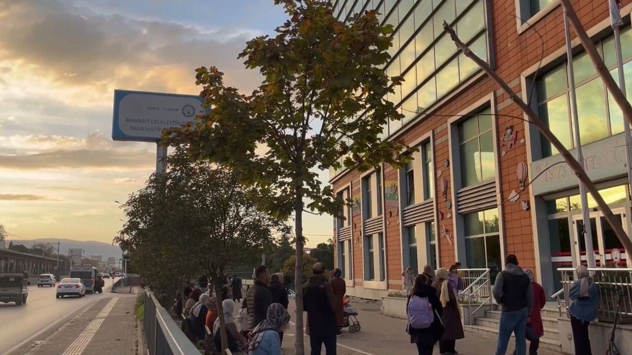 Bursa’da okul kantininde tarihi geçmiş profiterol yiyen 8 öğrenci hastaneye kaldırıldı