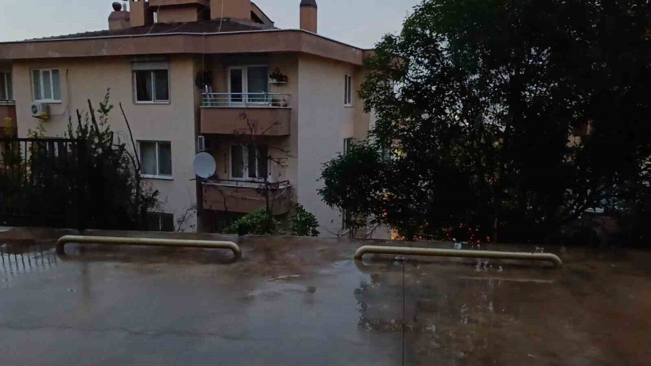 Bursa'da otoparktan çıkan araç 10 metrelik kot farkıyla site bahçesine düştü: 1 yaralı